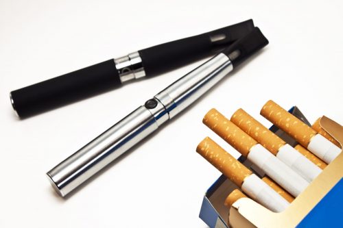 Использование электронных систем доставки никотина и курение сигарет—дополнение к двойному использованию в сравнении с вытеснением