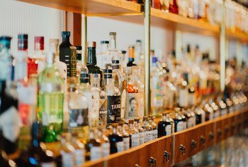 ВОЗ: повышение налогов на алкоголь и сладкие напитки снижает смертность среди населения