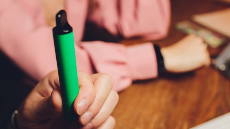 После Бельгии Франция добивается от Еврокомиссии “зеленого света” на запрет одноразовых электронных сигарет